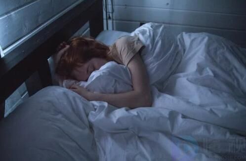 梦见自己女人裸睡在自己身边