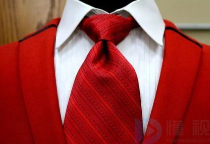 领带夹应该夹在什么位置